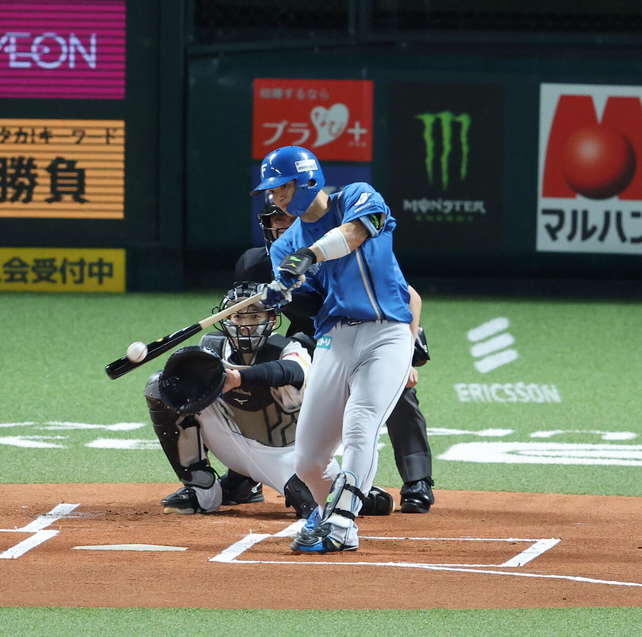 ソフトバンク対日本ハム1回表日本ハム無死、郡司裕也は左越え二塁打を放つ（撮影・梅根麻紀）