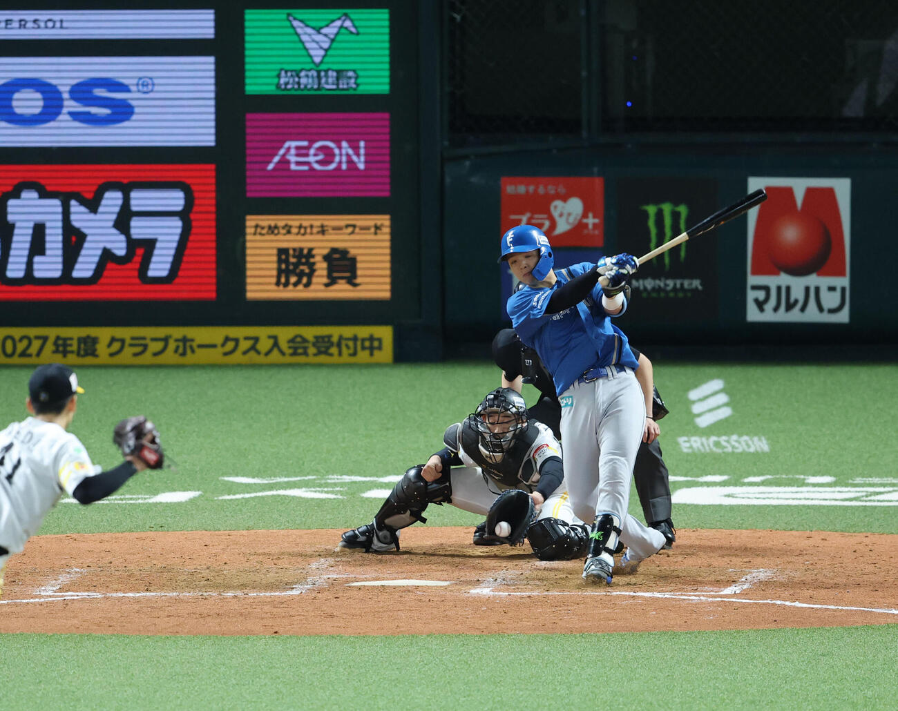 ソフトバンク対日本ハム　5回表日本ハム1死二、三塁、郡司裕也は空振りの三振（撮影・梅根麻紀）