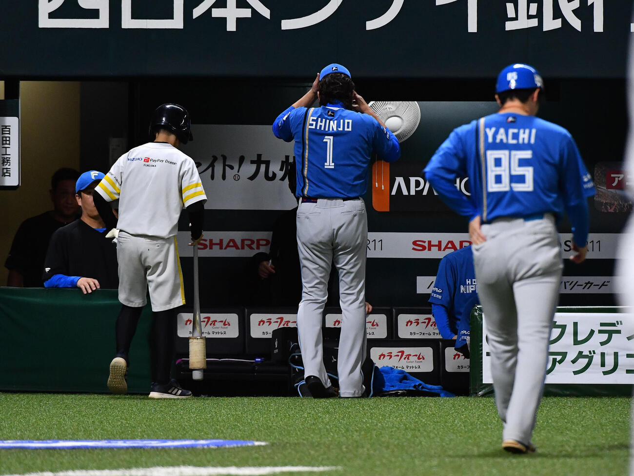ソフトバンク対日本ハム　パ・クライマックスシリーズファイナルで敗退し、引き揚げる日本ハム新庄剛志監督（撮影・岩下翔太）