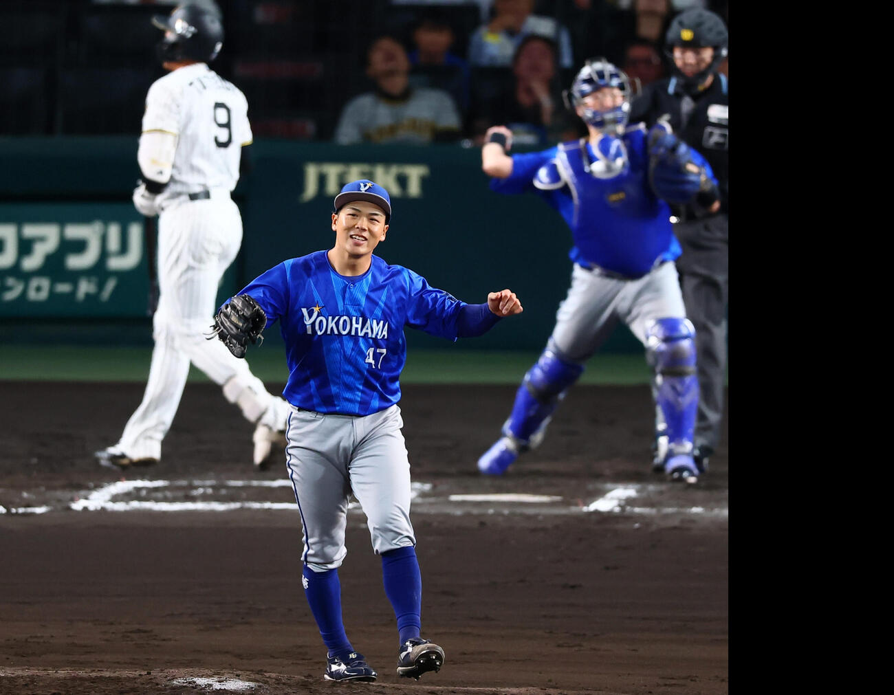 阪神対DeNA 6回裏阪神1死、片山皓心は立石正広を三振に仕留め笑顔を見せる（撮影・加藤哉）