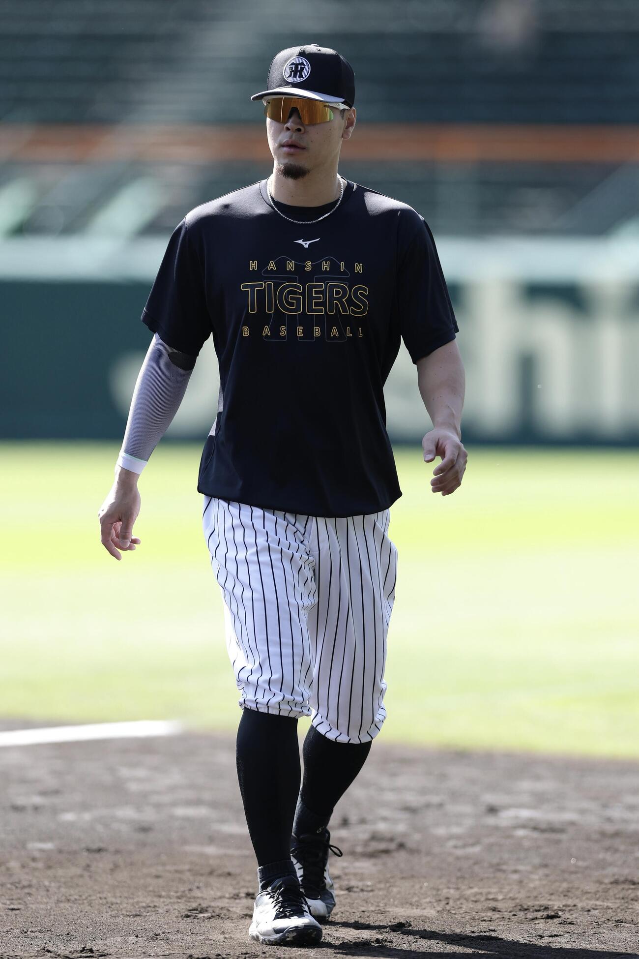 阪神対DeNA　グラウンドで体を動かした阪神佐藤輝明（撮影・前田充）
