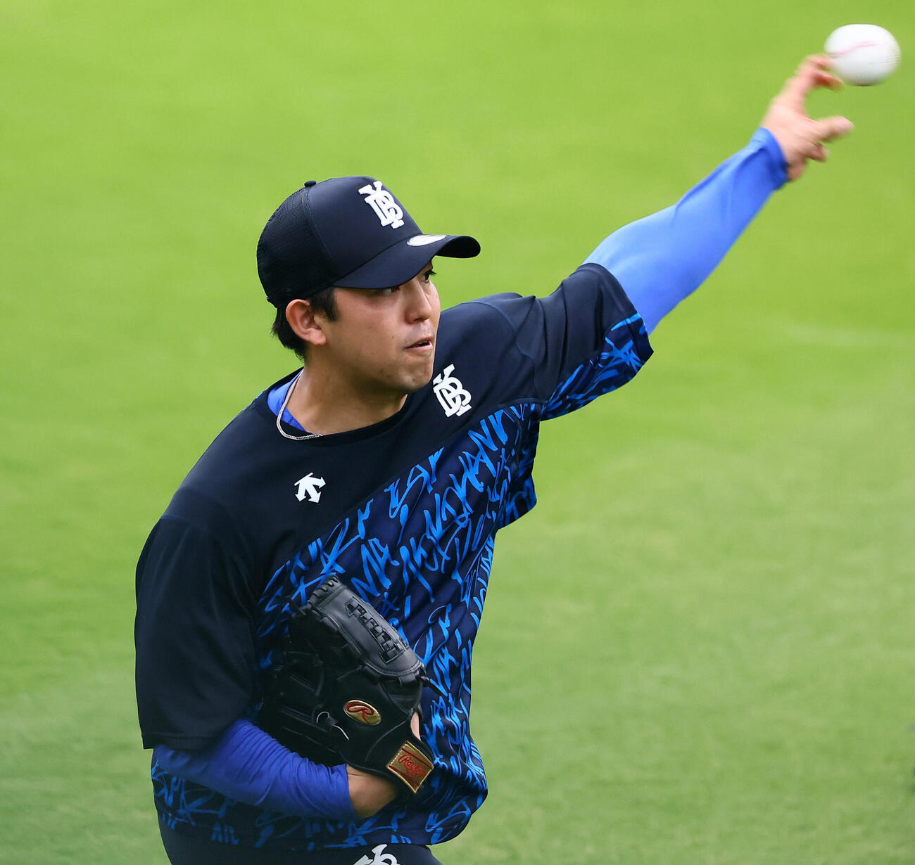 16日、練習でキャッチボールするDeNA東克樹（撮影・加藤哉）