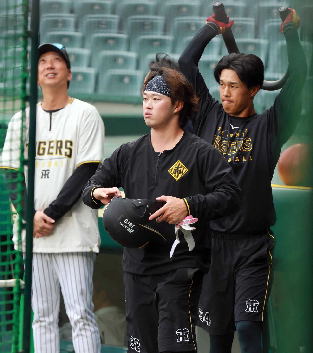 16日、試合前の練習に励む阪神浜田太貴（手前）（撮影・上山淳一）