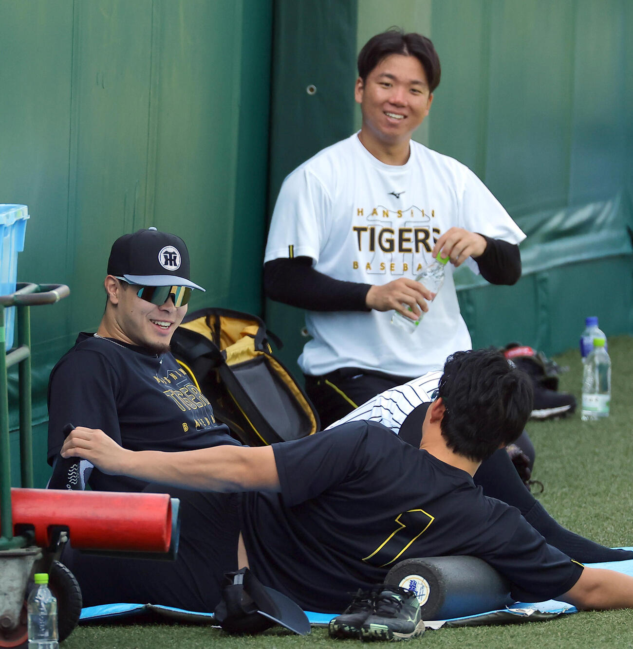 阪神対DeNA　佐藤輝明（左）は森下翔太（右）、村上頌樹と談笑する（撮影・上田博志）