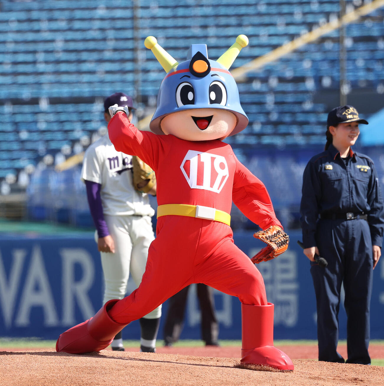 慶大対明大　始球式を務めた東京消防庁マスコットキャラクターのキュータ（撮影・柴田隆二）