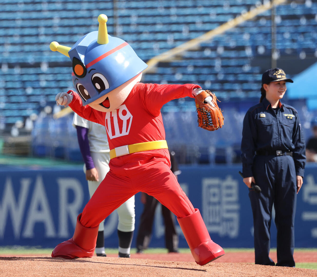 慶大対明大　始球式を務めた東京消防庁マスコットキャラクターのキュータ（撮影・柴田隆二）