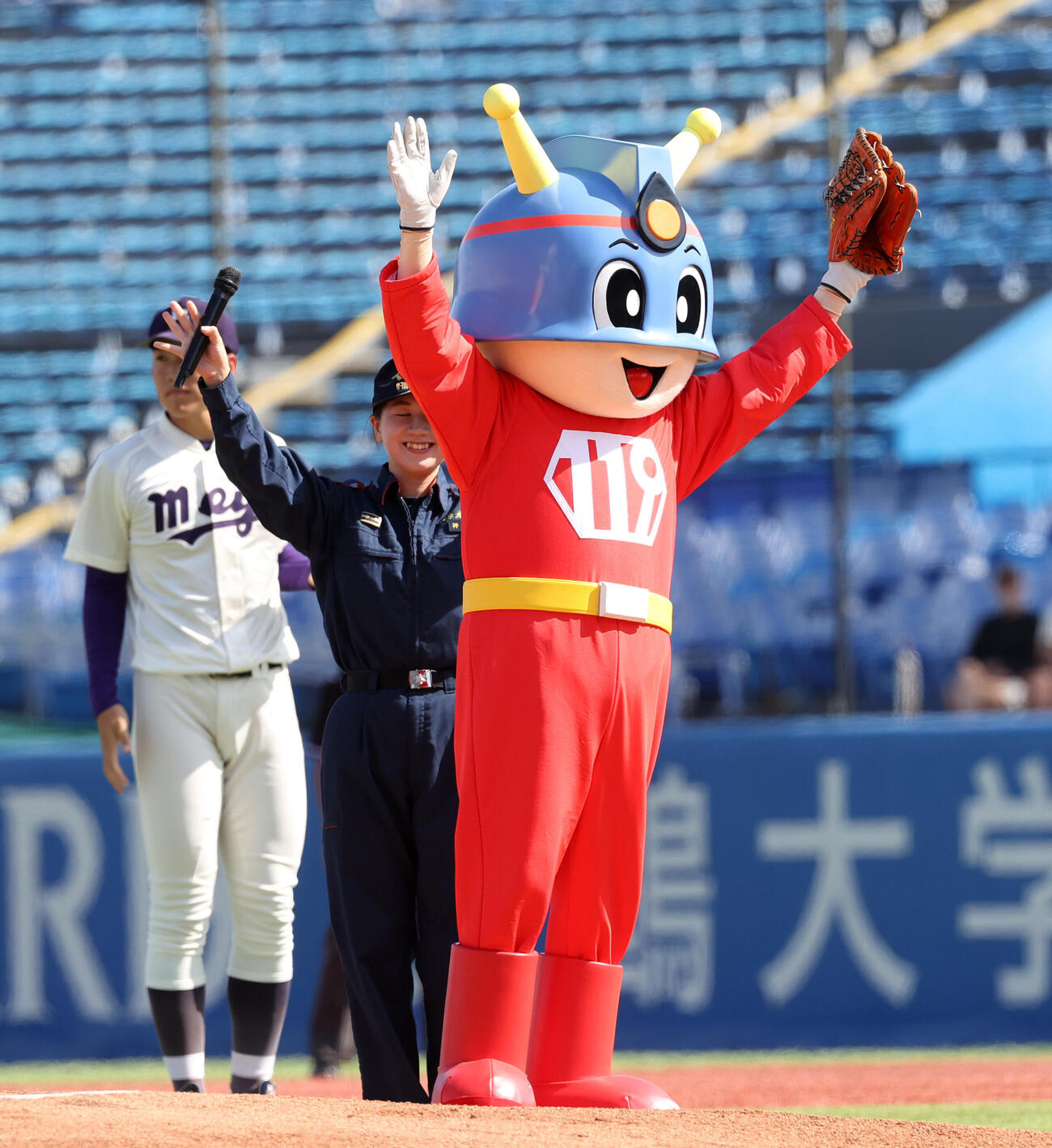 慶大対明大　始球式を務めた東京消防庁マスコットキャラクターのキュータ（撮影・柴田隆二）