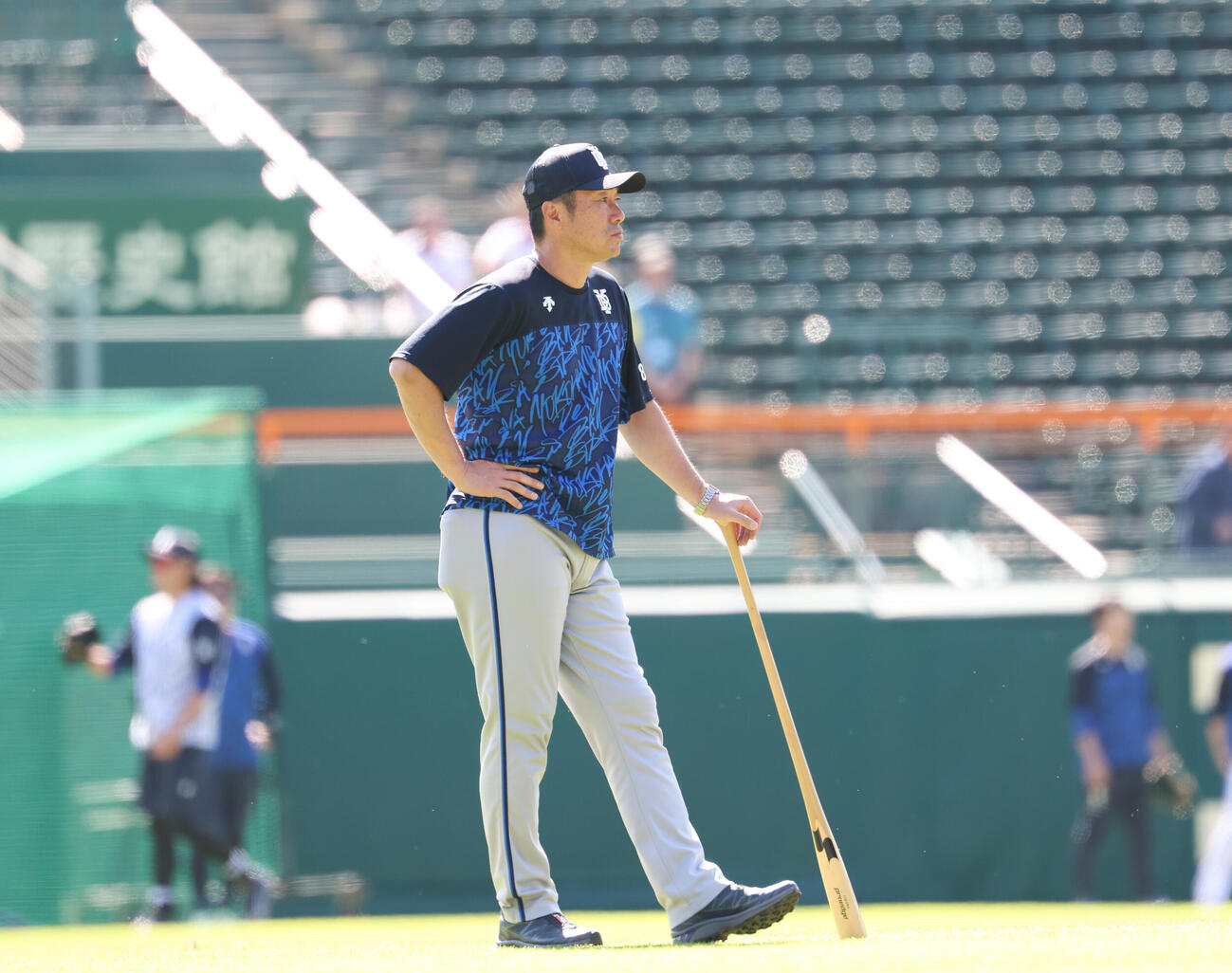 阪神対DeNA　練習を見つめるDeNA相川亮二監督（撮影・増田悦実）
