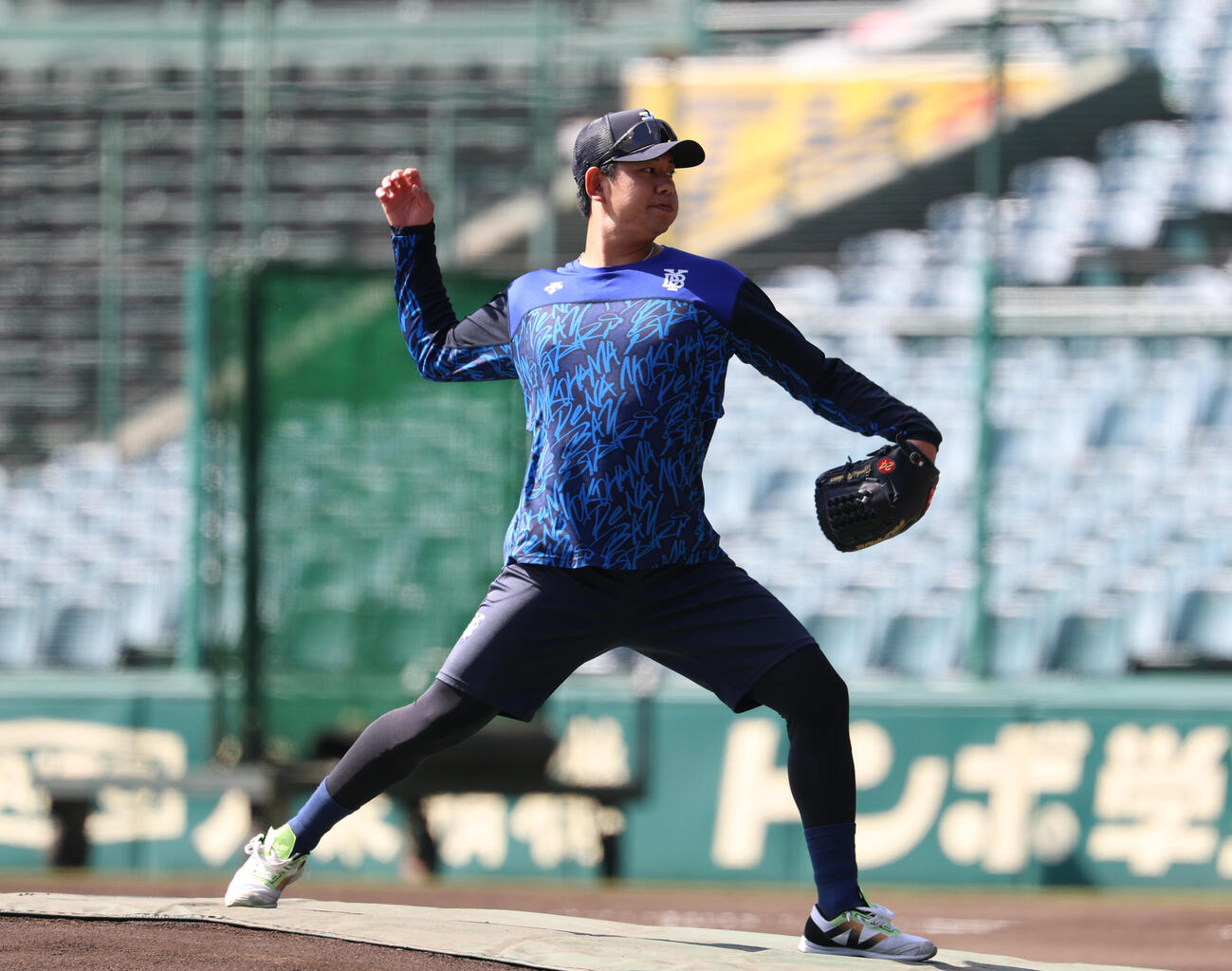 阪神対DeNA　マウンドチェックをするDeNA吉野光樹（撮影・増田悦実）