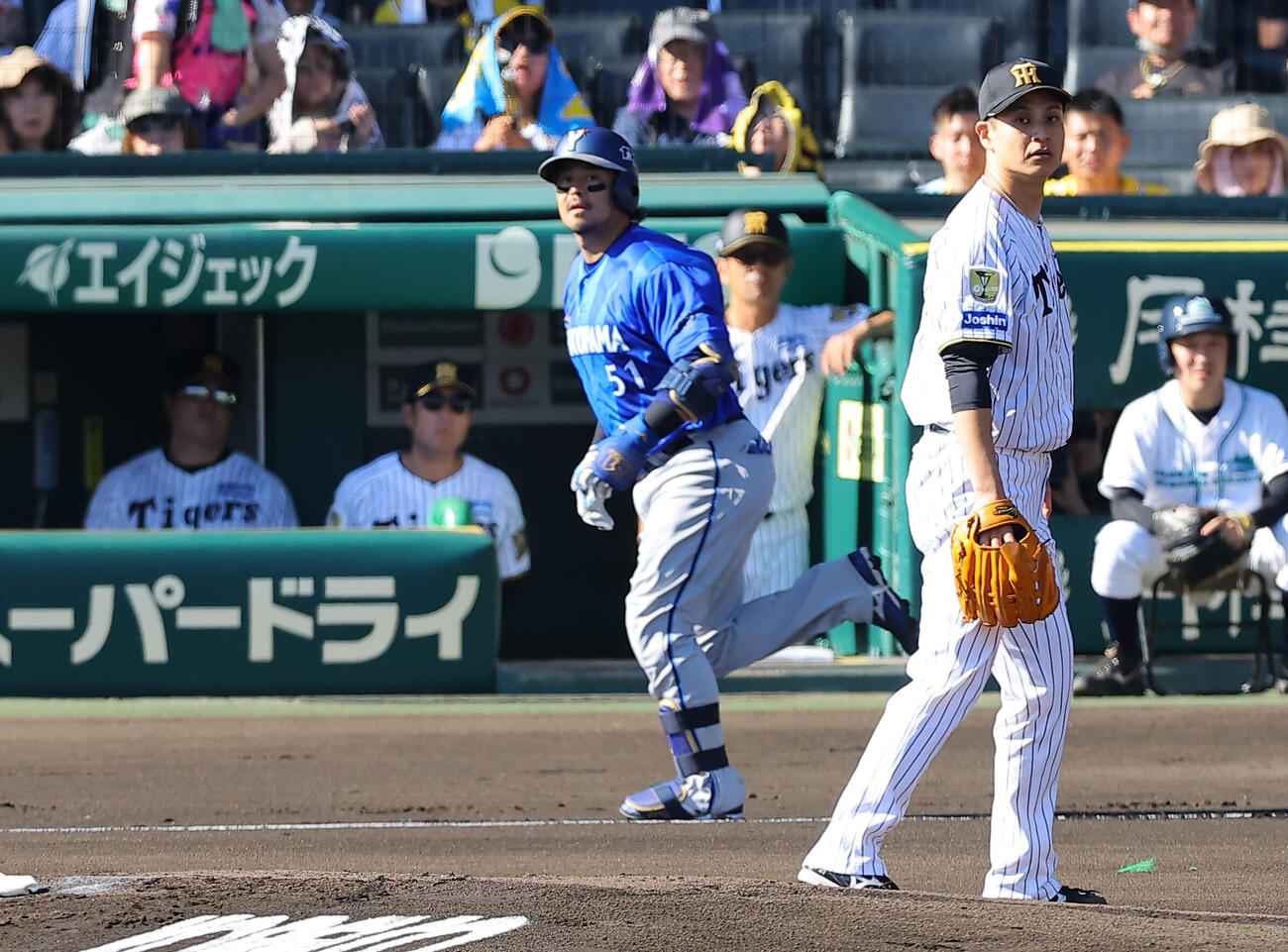 阪神対DeNA 1回表DeNA1死一、三塁、大竹耕太郎（右）は宮崎敏郎に先制犠飛を浴びる（撮影・上田博志）