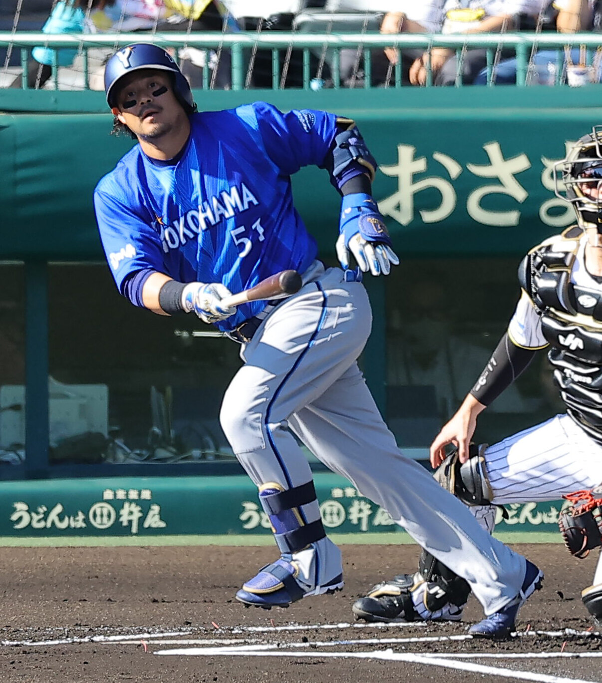 阪神対DeNA 1回表DeNA1死一、三塁、宮崎敏郎は先制犠飛を放つ（撮影・上田博志）