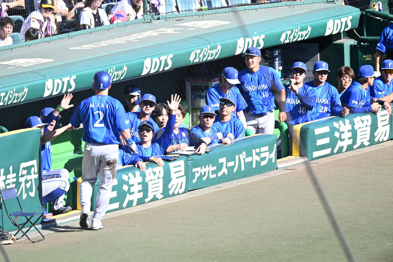 阪神対DeNA 1回表DeNA1死一、三塁、宮崎左犠飛で生還した牧秀悟を迎えるDeNAベンチ（撮影・和賀正仁）