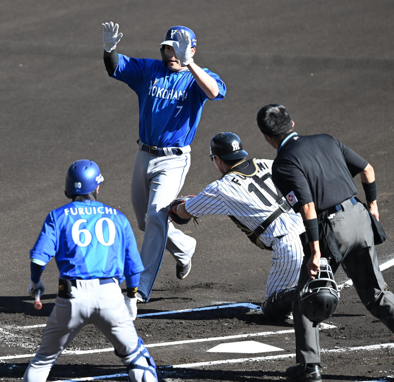 阪神対DeNA 1回表DeNA2死一塁、エンカーナシオンの二塁打で本塁を狙った佐野恵太はタッチアウト（撮影・和賀正仁）