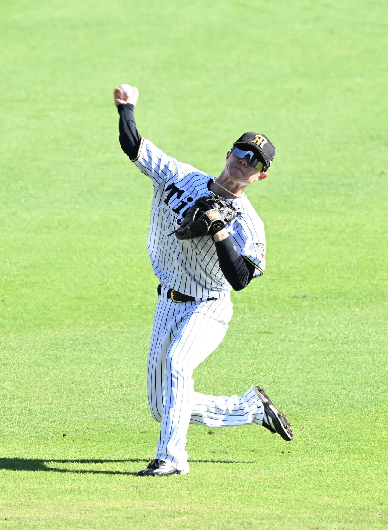 阪神対DeNA 1回表DeNA2死一塁、エンカーナシオンの二塁打で本塁を狙った佐野恵太を補殺する二塁手中野拓夢（撮影・和賀正仁）