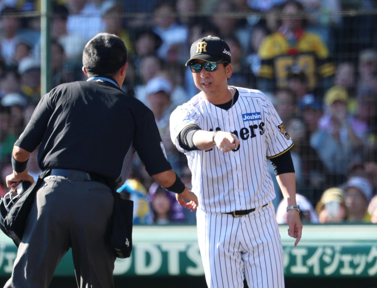 阪神対DeNA 1回裏阪神2死一、二塁、判定にリクエストにでる藤川球児監督（撮影・増田悦実）