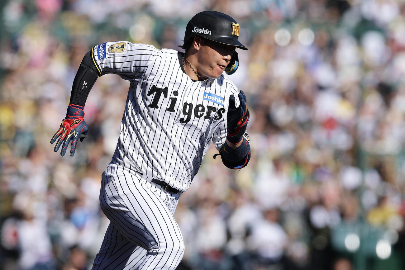 阪神対DeNA 1回裏阪神2死一、二塁、同点の左前適時打を放つ大山悠輔（撮影・前田充）