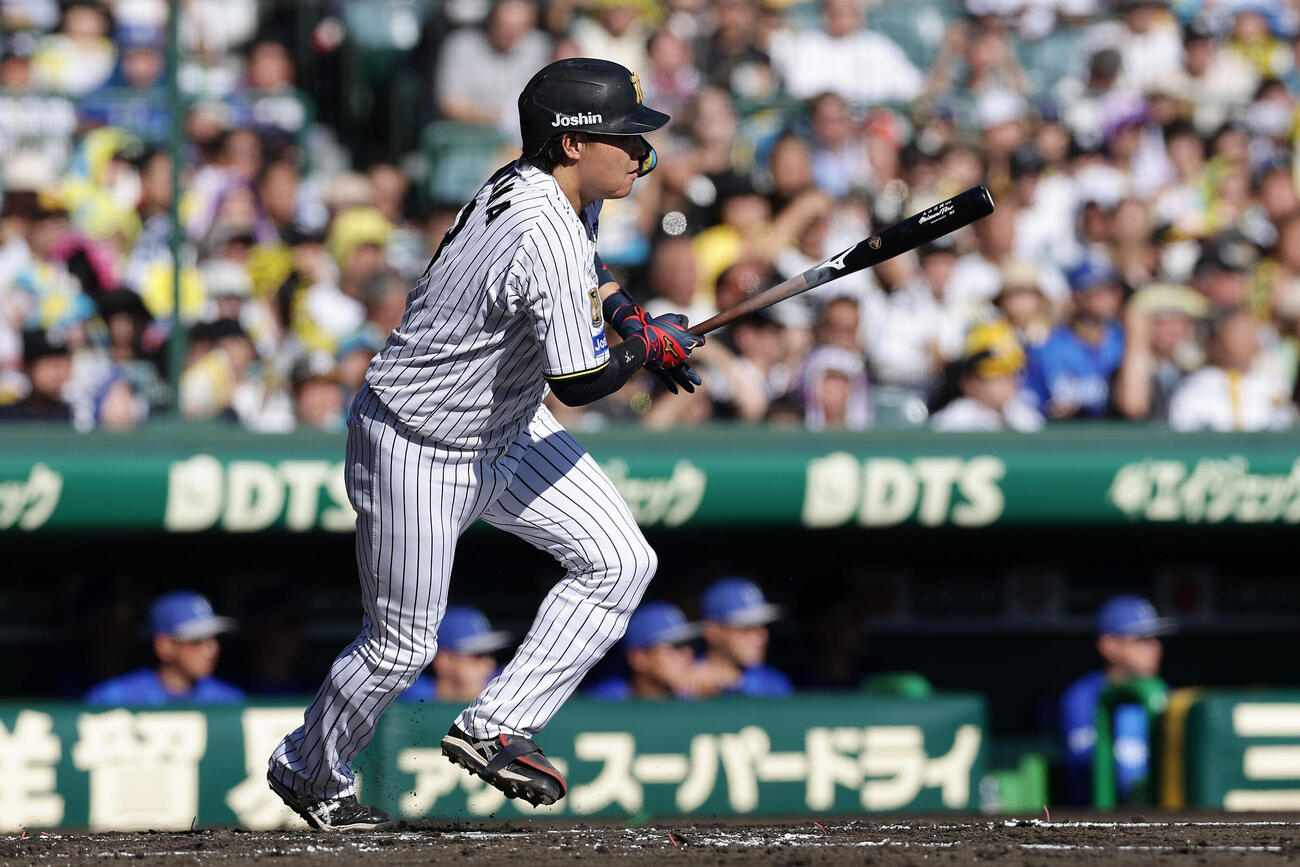 阪神対DeNA 1回裏阪神2死一、二塁、同点の左前適時打を放つ大山悠輔（撮影・前田充）