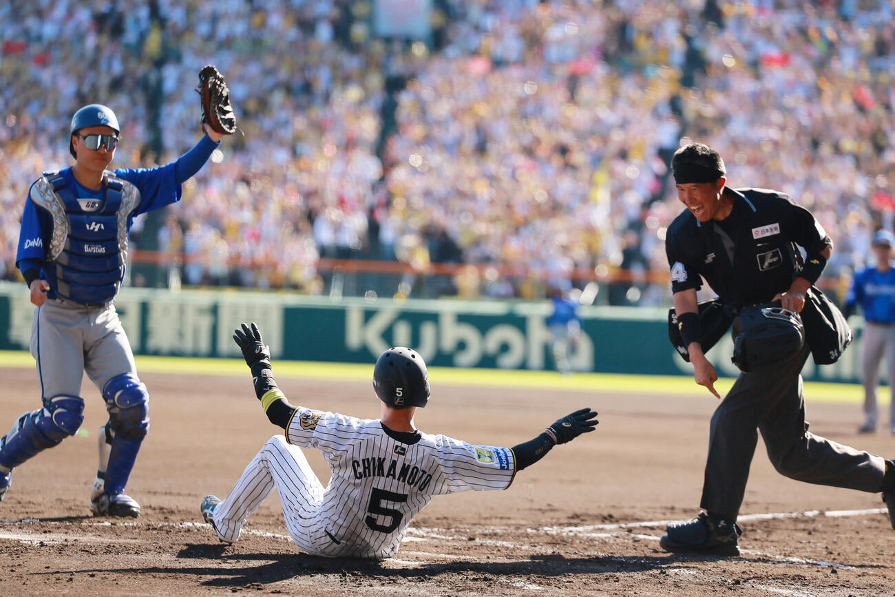 阪神対DeNA 1回裏阪神2死一、二塁、大山悠輔の左前打で二走近本光司（中央）は本塁突入もアウトと判定されるが、リプレー検証の結果セーフにくつがえる（撮影・上山淳一）