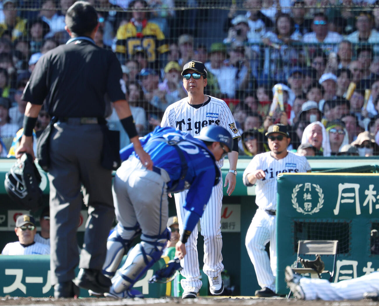 阪神対DeNA 1回裏阪神2死一、二塁、判定にリクエストにでる藤川球児監督（撮影・増田悦実）