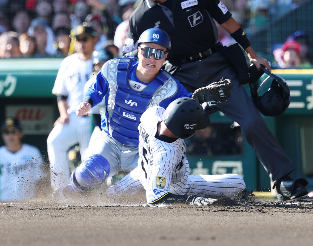 阪神対DeNA 1回裏阪神2死一、二塁、大山悠輔の適時打で生還する近本光司。後ろは古市尊（撮影・増田悦実）