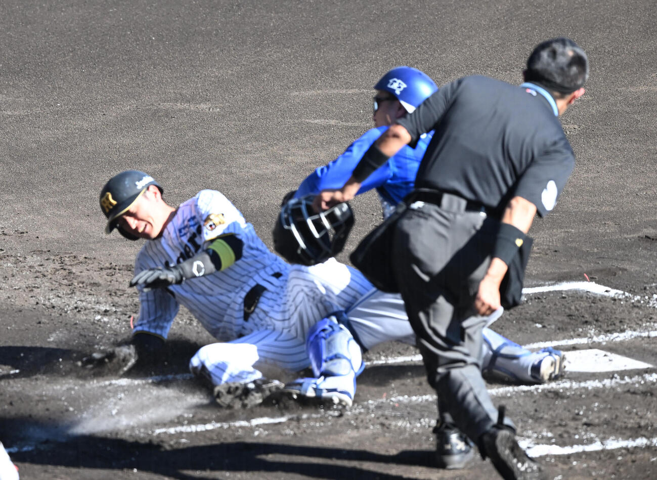 阪神対DeNA 1回裏阪神2死一、二塁、大山の左前適時打で生還する近本光司、捕手古市尊（撮影・和賀正仁）