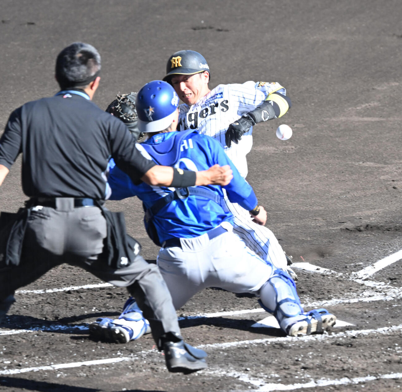 阪神対DeNA 1回裏阪神2死一、二塁、大山の左前適時打で生還する近本光司、捕手古市尊（撮影・和賀正仁）