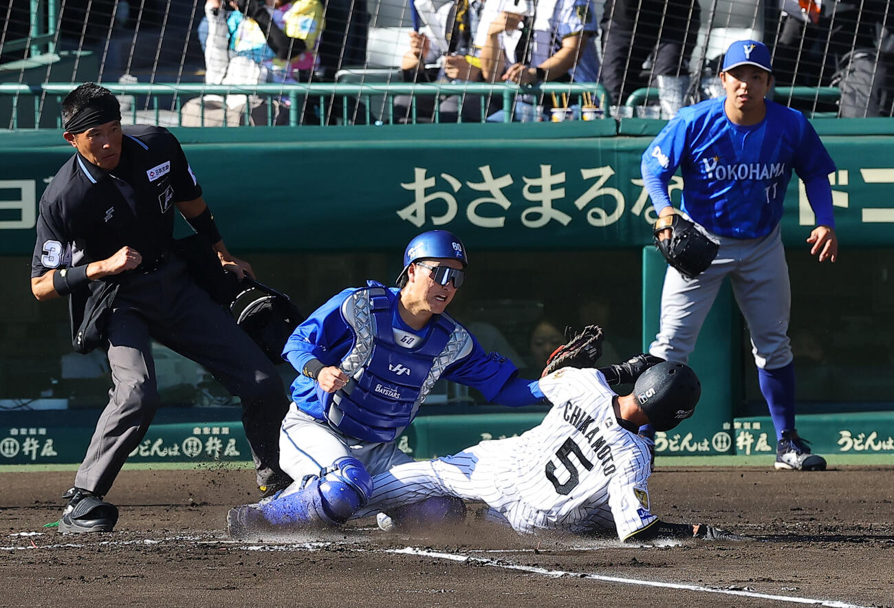 阪神対DeNA 1回裏阪神2死一、二塁、近本光司（中央）は大山悠輔の適時打で生還する。右はDeNA先発の東克樹（撮影・上田博志）