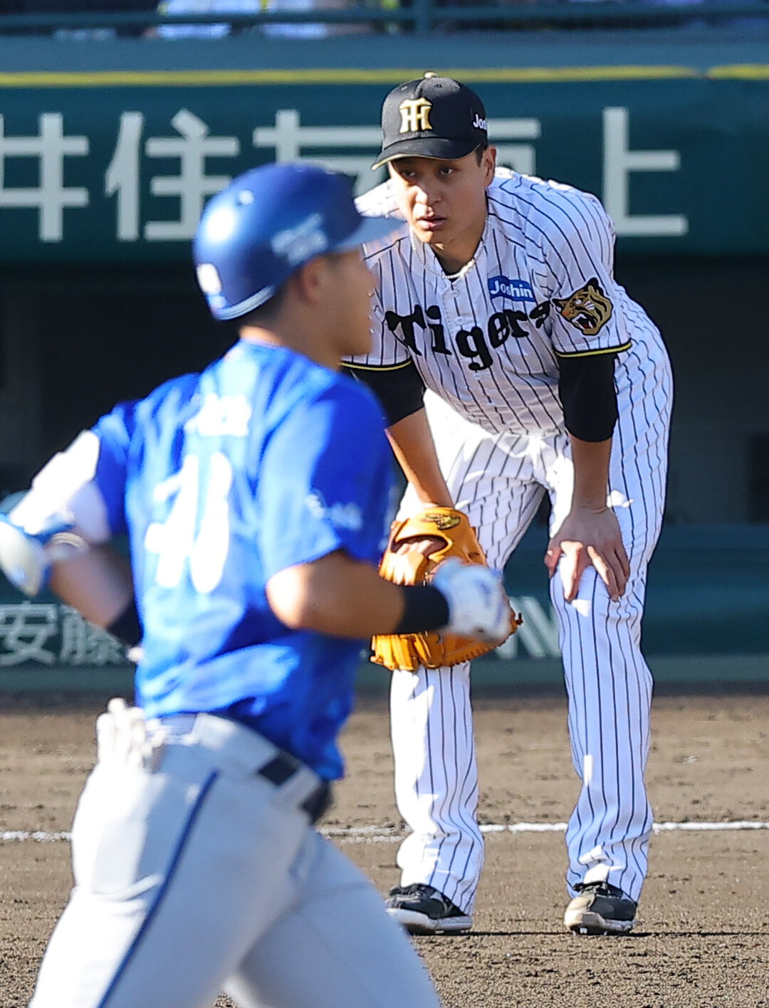阪神対DeNA 4回表DeNA2死一塁、大竹耕太郎（右）は成瀬脩人に勝ち越し2点本塁打を許す（撮影・上田博志）