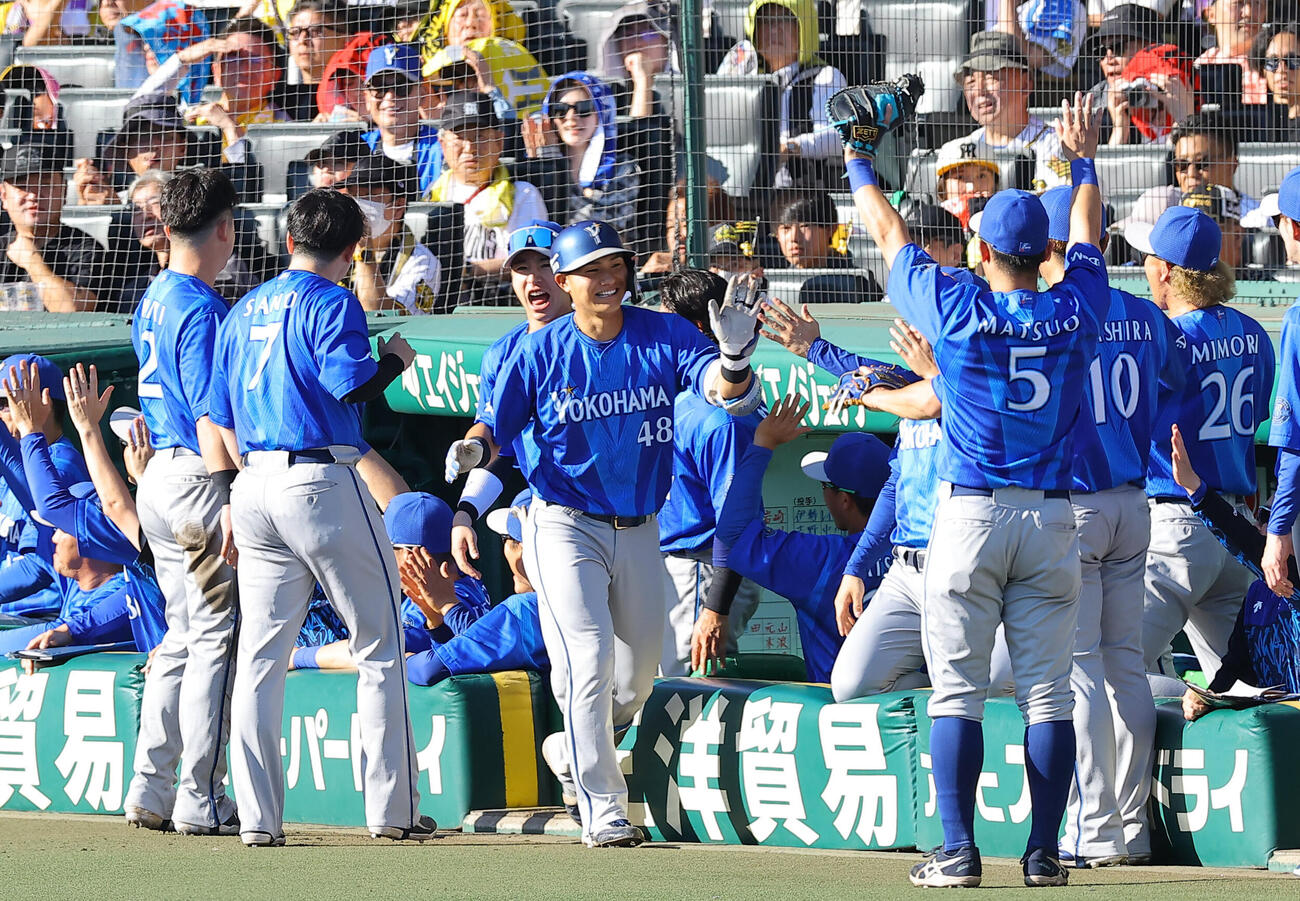 阪神対DeNA 4回表DeNA2死一塁、2点本塁打を放った成瀬脩人（中央）はナインとハイタッチをする（撮影・上田博志）