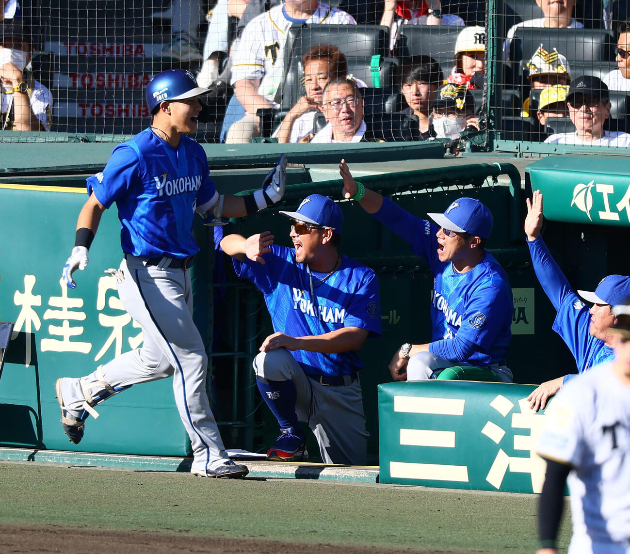 阪神対DeNA 4回表DeNA2死一塁、大竹耕太郎は成瀬脩人に左中間越え2点本塁打を浴び勝ち越しを許す（撮影・加藤哉）
