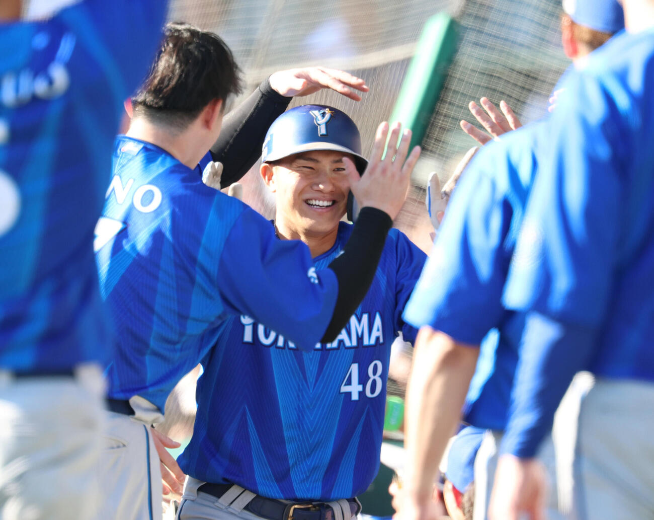 阪神対DeNA 4回表DeNA2死一塁、2点本塁打を放ちナインに出迎えられる成瀬脩人（撮影・増田悦実）