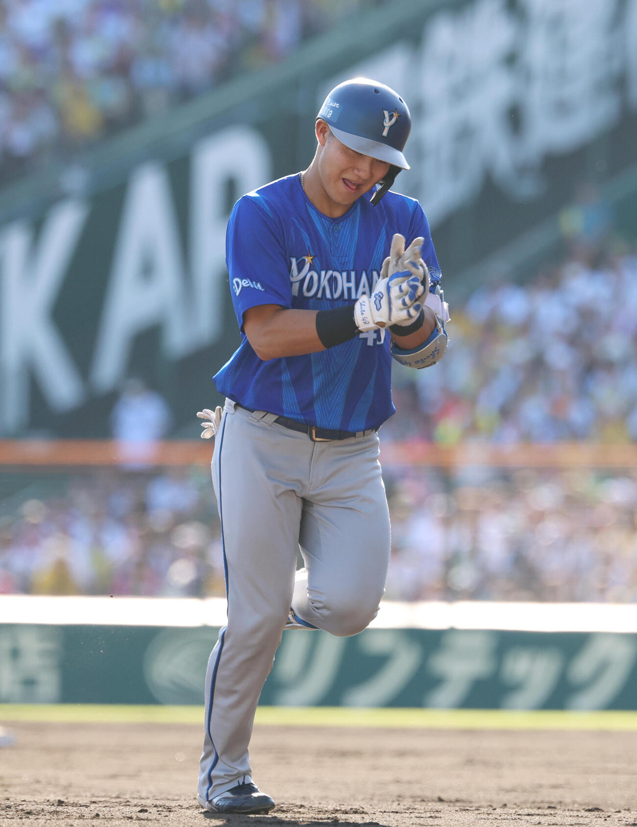 阪神対DeNA 4回表DeNA2死一塁、2点本塁打を放ち喜ぶ成瀬脩人（撮影・増田悦実）