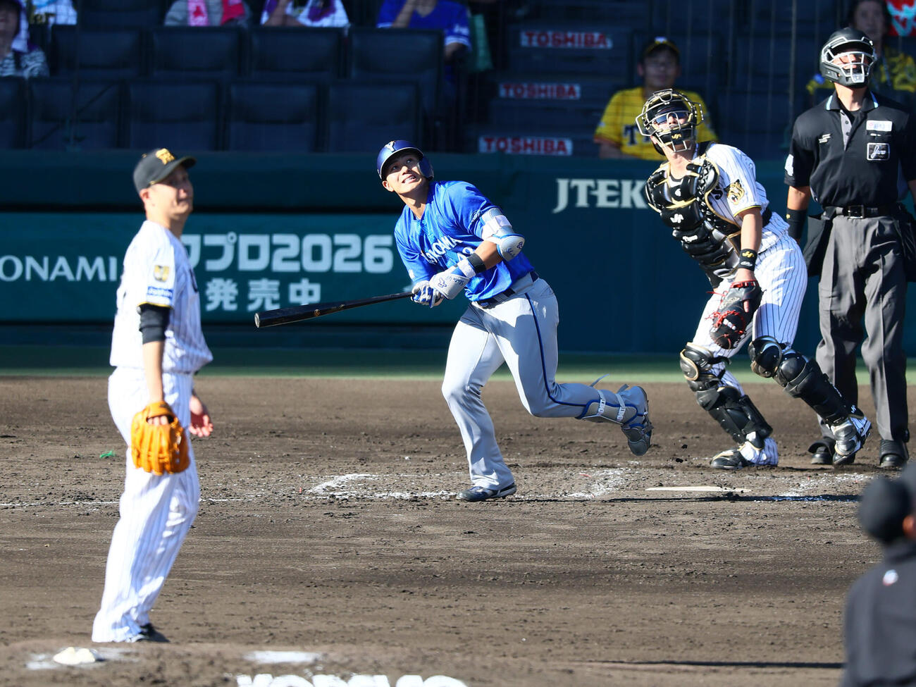 阪神対DeNA 4回表DeNA2死一塁、成瀬脩人は勝ち越しの左中間越え2点本塁打を放つ。投手大竹耕太郎（撮影・加藤哉）