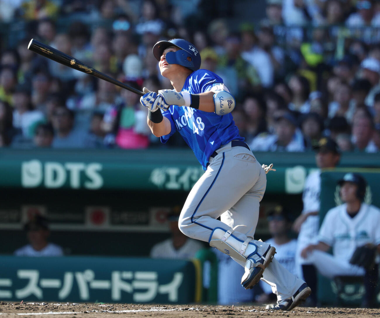 阪神対DeNA 4回表DeNA2死一塁、2点本塁打を放つ成瀬脩人（撮影・増田悦実）