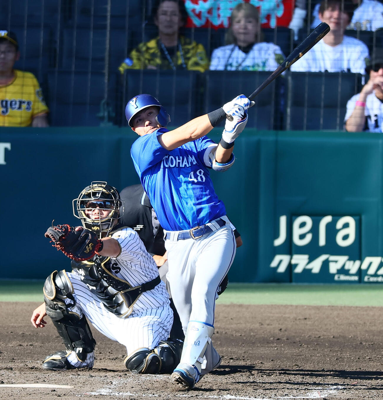 阪神対DeNA 4回表DeNA2死一塁、成瀬脩人は勝ち越しの左中間越え2点本塁打を放つ（撮影・加藤哉）