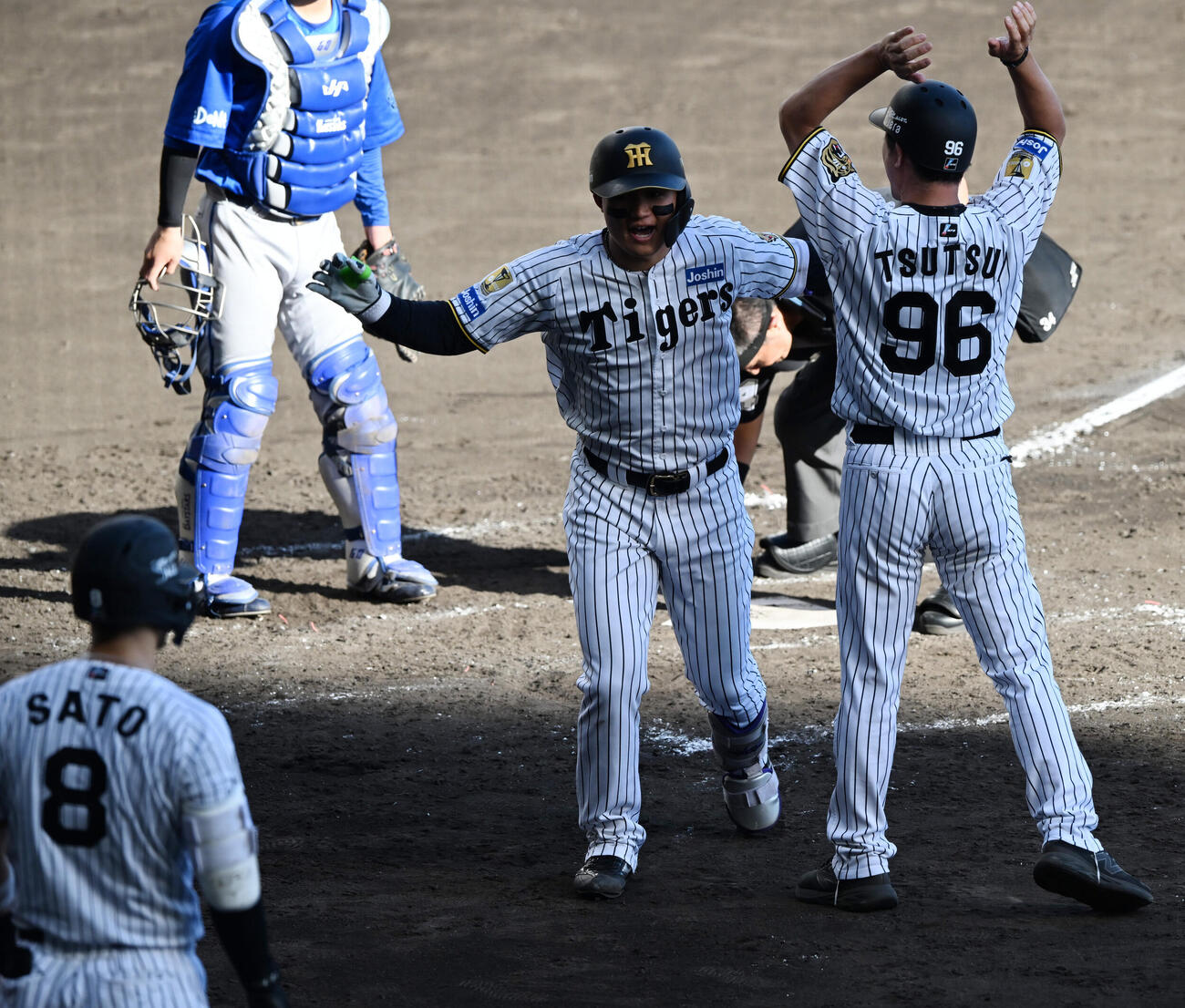阪神対DeNA 5回裏阪神1死、森下翔太は本塁打を放ち絶叫し生還する（撮影・和賀正仁）