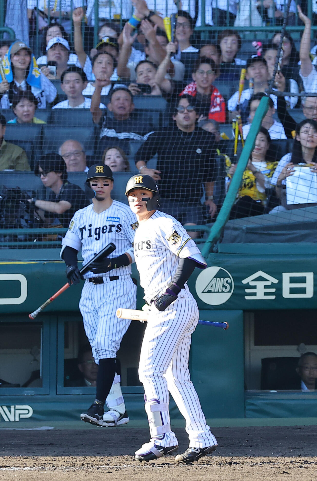 阪神対DeNA 5回裏阪神1死、森下翔太は本塁打を放つ。左は佐藤輝明（撮影・上田博志）