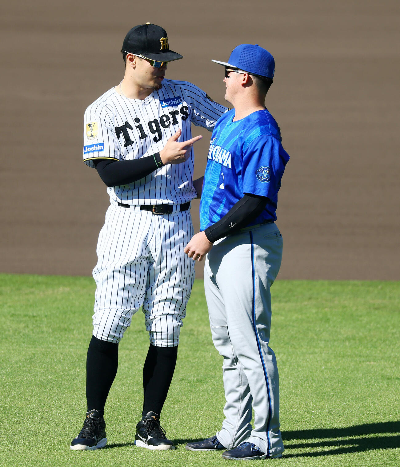 阪神対DeNA DeNA牧秀悟（右）と握手する阪神佐藤輝明（撮影・加藤哉）