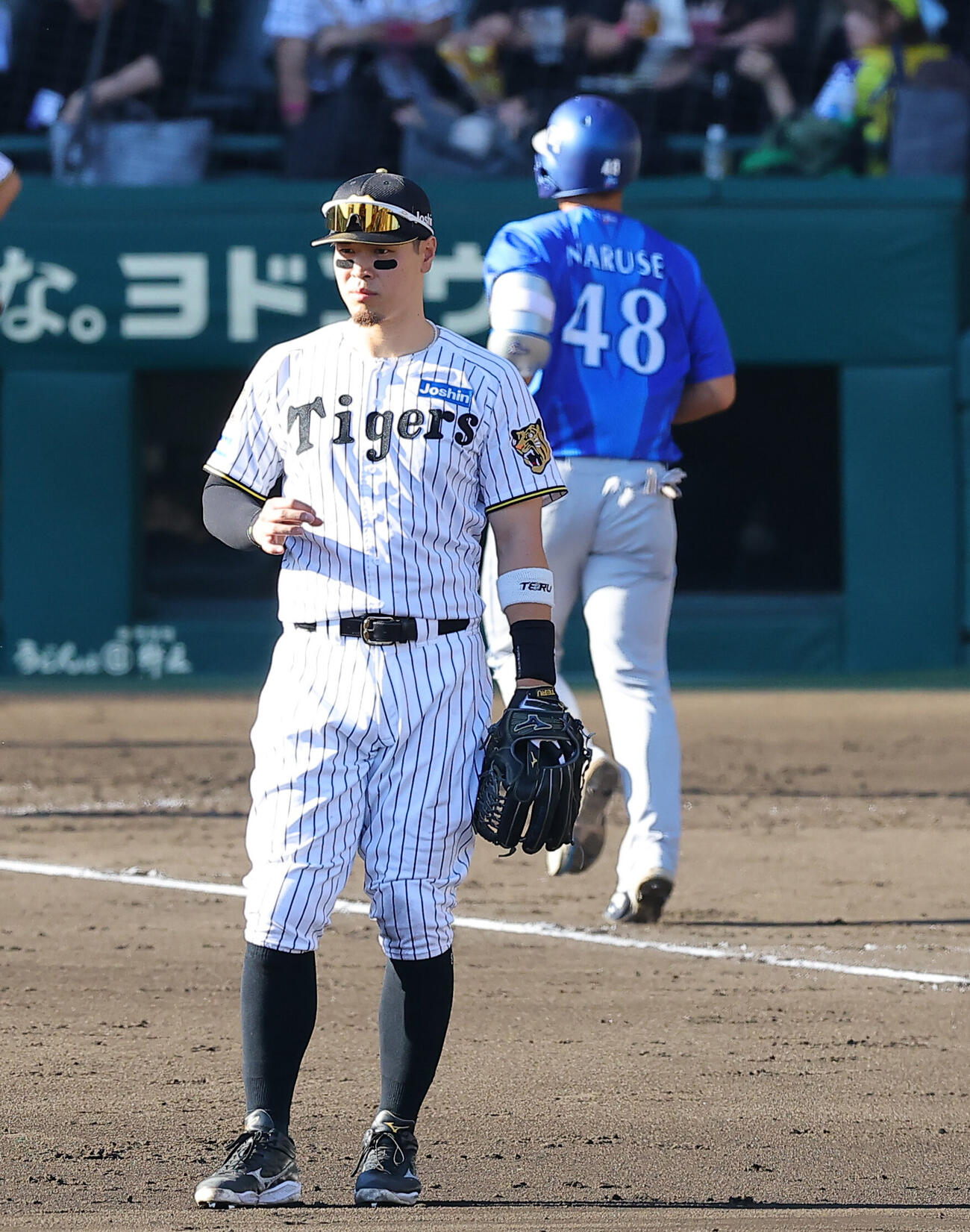 阪神対DeNA 4回表DeNA2死一塁、2点本塁打を放った成瀬脩人（右）を背に悔しそうな表情を見せる佐藤輝明（撮影・上田博志）