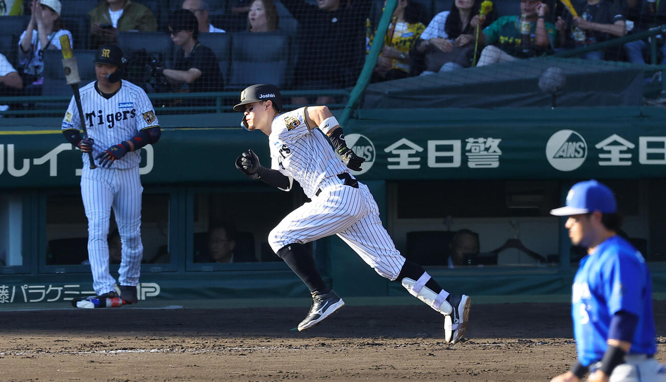 阪神対DeNA 5回裏阪神1死、佐藤輝明は安打を放つ（撮影・上田博志）