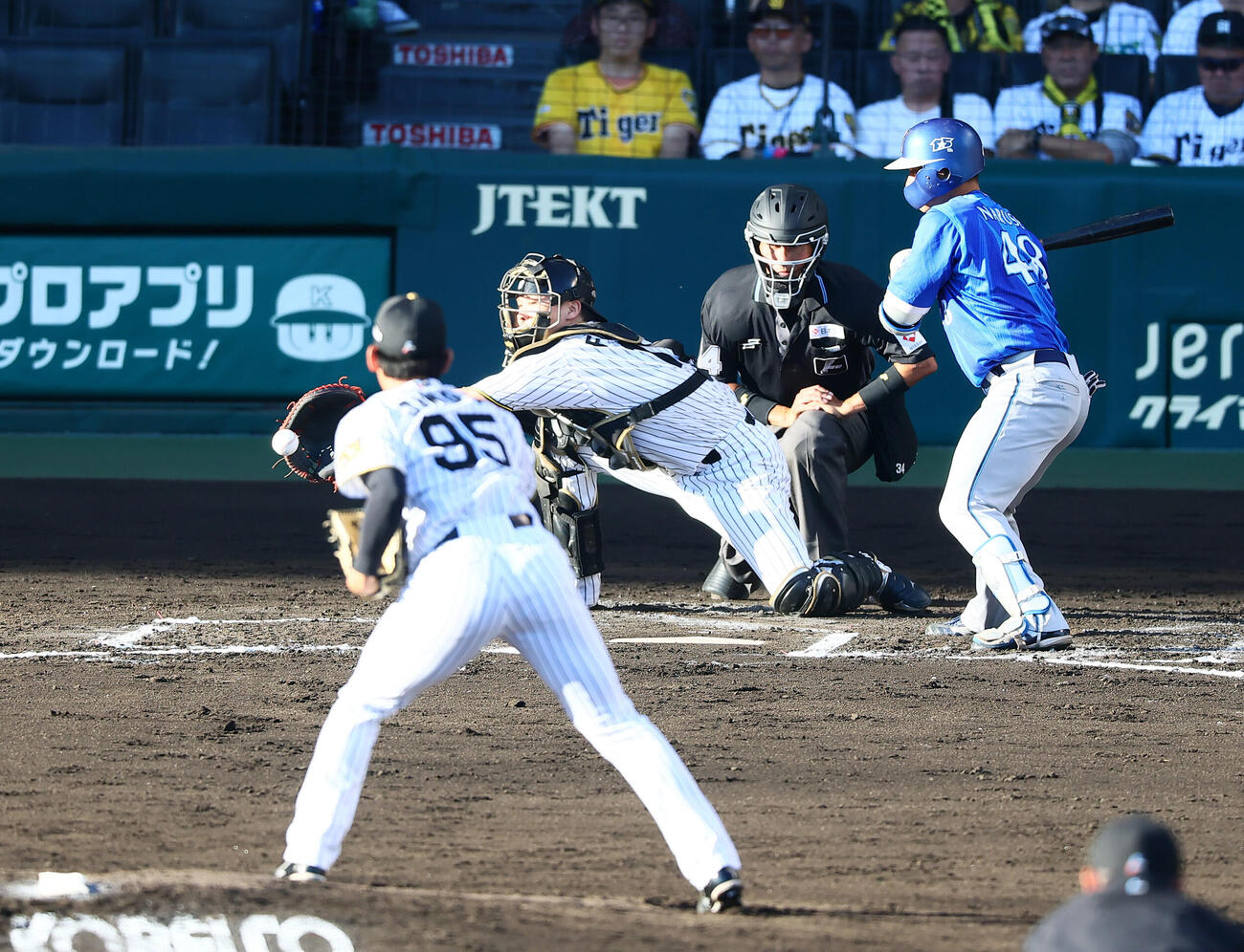 阪神対DeNA 6回表DeNA2死一、三塁、伏見寅威は神宮僚介の投球を捕球する。打者成瀬脩人（撮影・加藤哉）