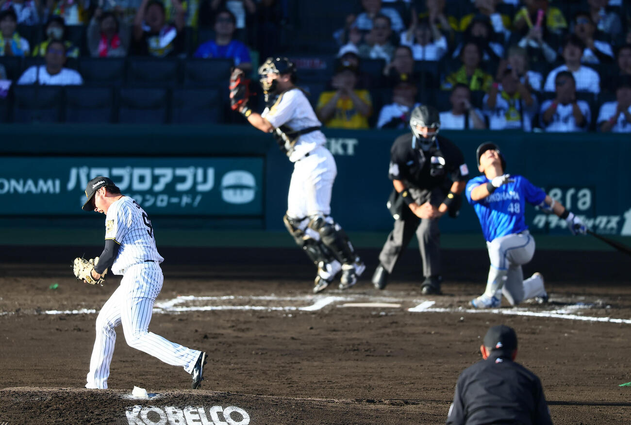 阪神対DeNA 6回表DeNA2死一、三塁、神宮僚介は成瀬脩人を三振に仕留めガッツポーズを見せる（撮影・加藤哉）