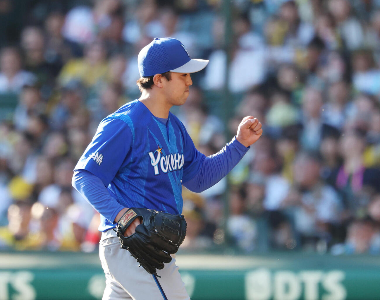 阪神対DeNA 5回裏阪神1死一、二塁、伏見寅威を併殺に抑えガッツポーズをする東克樹（撮影・増田悦実）