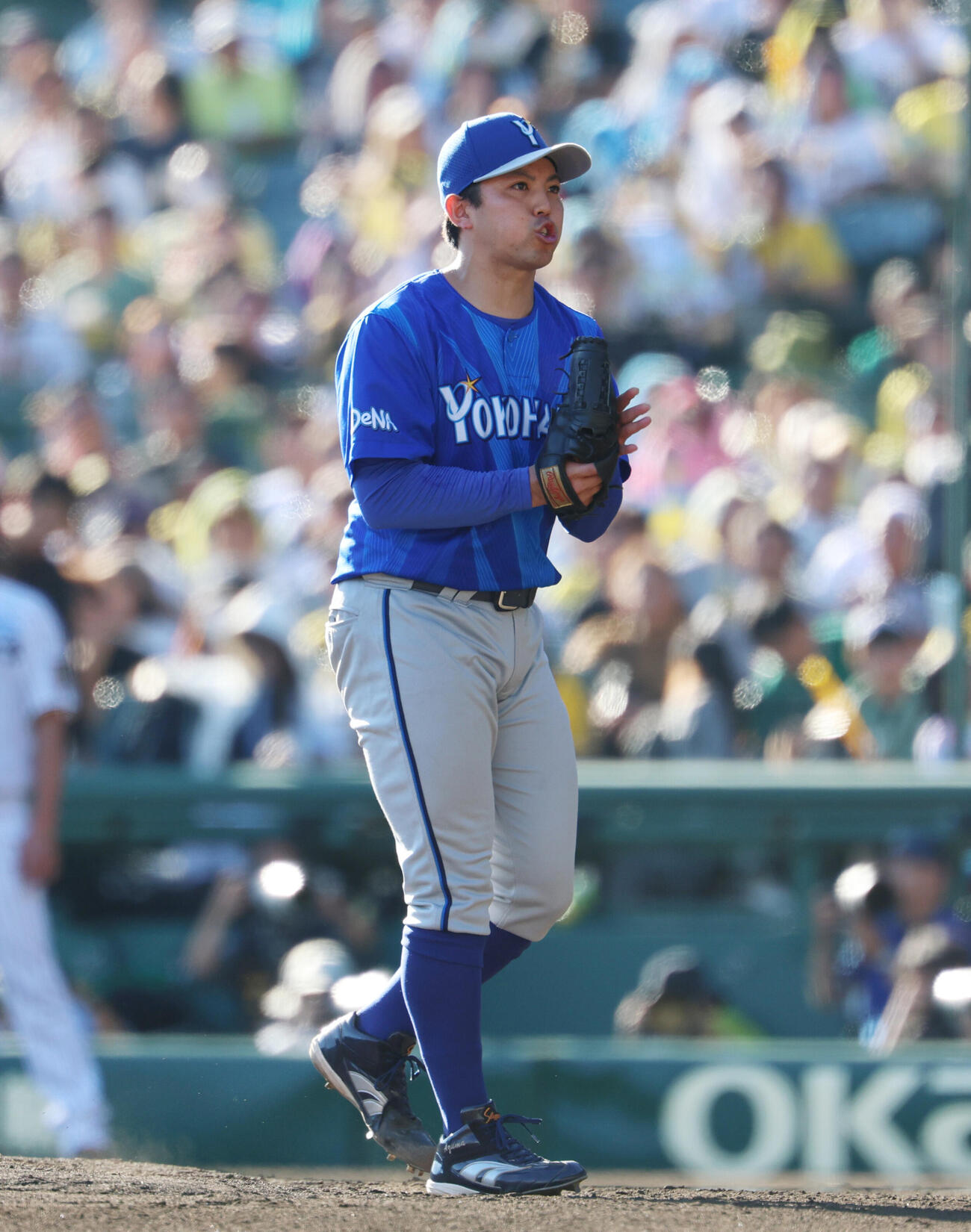 阪神対DeNA 4回裏のピンチを抑え声を上げる東克樹（撮影・増田悦実）