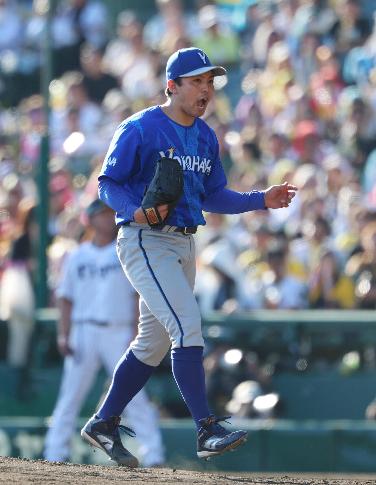 阪神対DeNA 4回裏のピンチを抑え声を上げる東克樹（撮影・増田悦実）