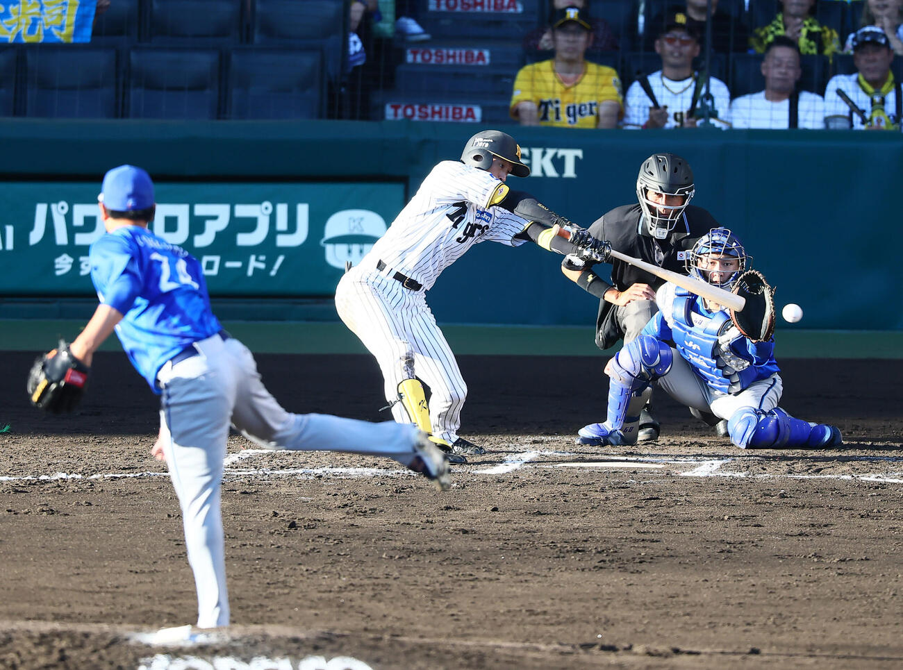 阪神対DeNA 6回裏阪神2死三塁、近本光司は適時三失を放つ。投手吉野光樹（撮影・加藤哉）