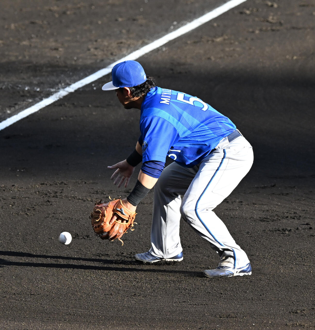 阪神対DeNA 6回裏阪神2死三塁、近本の打球を適時失策する三塁手宮崎敏郎（撮影・和賀正仁）