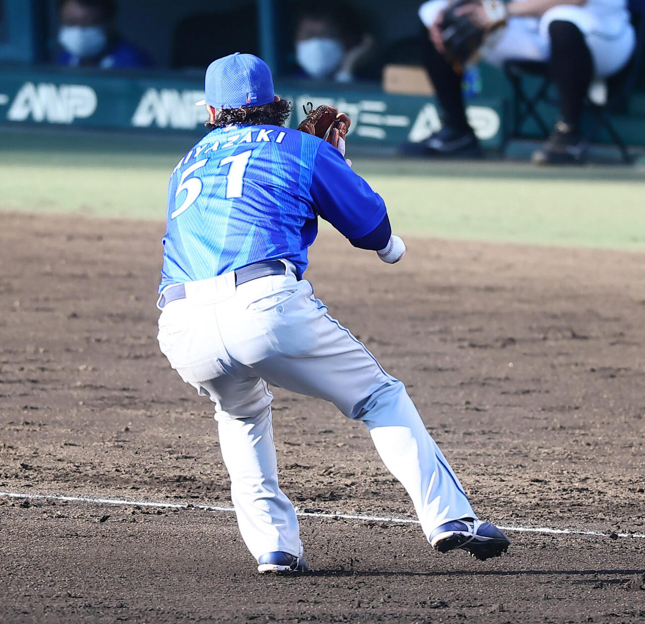 阪神対DeNA 6回裏阪神2死三塁、宮崎敏郎は近本光司の打球をファンブルし失点（撮影・加藤哉）