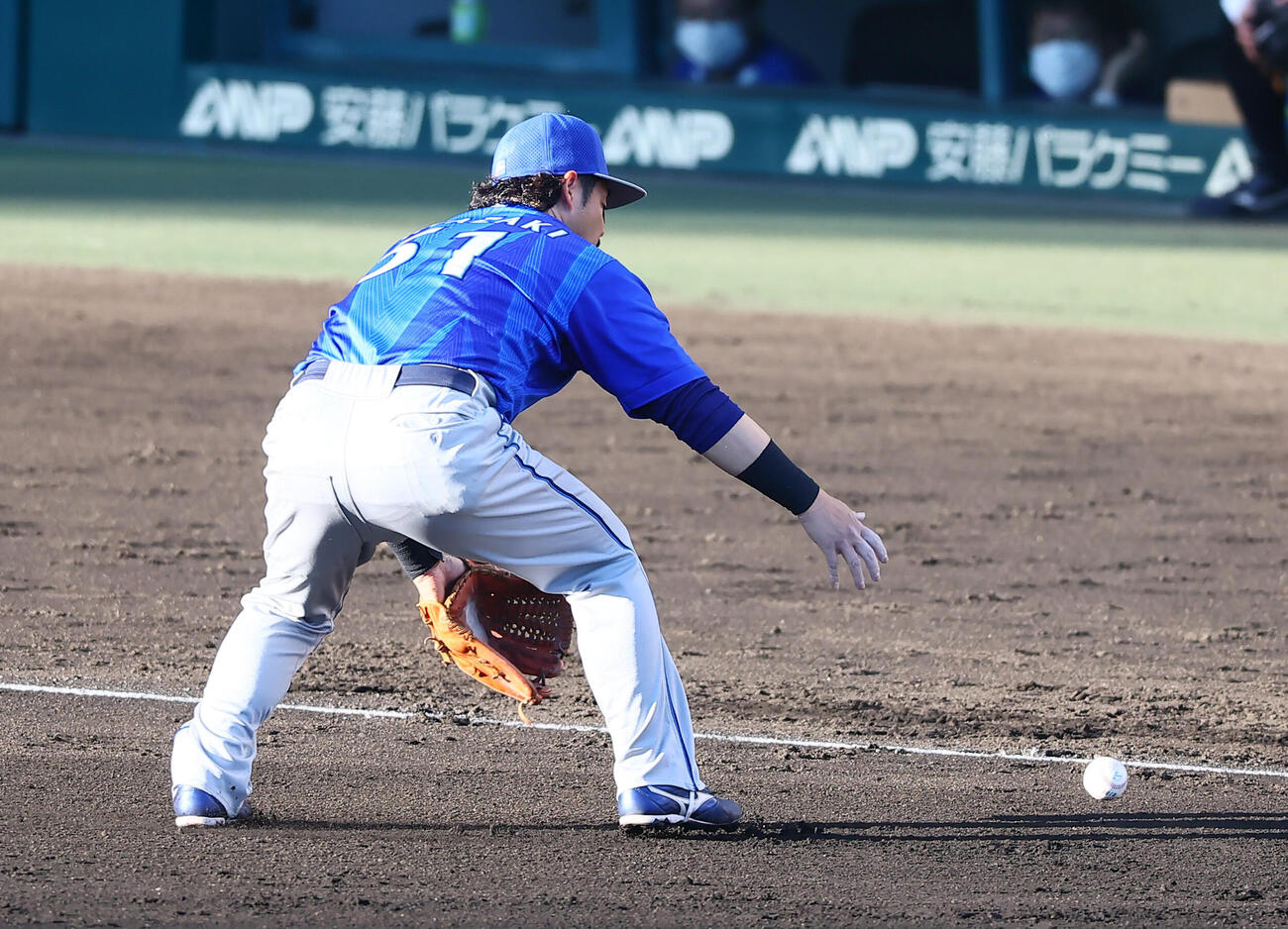 阪神対DeNA 6回裏阪神2死三塁、宮崎敏郎は近本光司の打球をファンブルし失点（撮影・加藤哉）