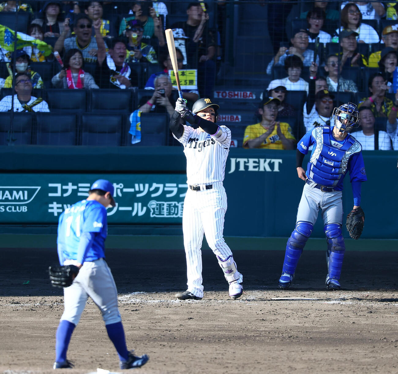 阪神対DeNA 5回裏阪神1死、森下翔太は左越えソロ本塁打を放つ。投手東克樹（撮影・加藤哉）